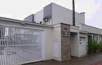 Imagem: A casa possui 2 Dormitórios, 1 Banheiro, 2 Vagas na garagem