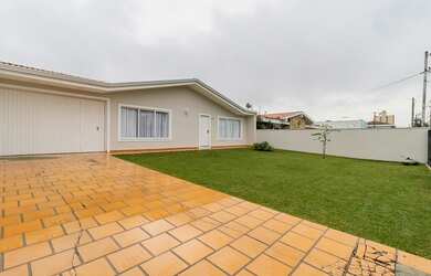 Imagem: A casa possui 4 Dormitórios, 3 Banheiros, 5 Vagas na garagem