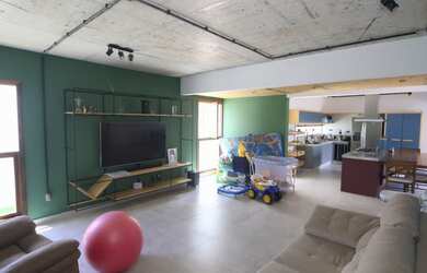 Imagem: A casa em condomínio possui 4 Dormitórios, 5 Banheiros, 2