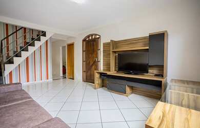 Imagem 6: Sobrado para venda tem 270 metros quadrados com 4 quartos em Sítio Cercado...