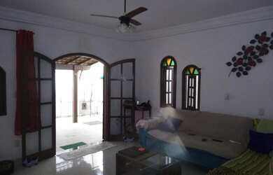 Imagem: A casa possui 4 Dormitórios, 1 Banheiro, 1 Vaga na garagem