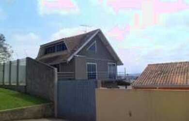 Imagem: A casa possui 5 Dormitórios, 3 Banheiros, 4 Vagas na garagem