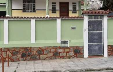 Imagem: A casa possui 3 Dormitórios, 2 Banheiros, 5 Vagas na garagem