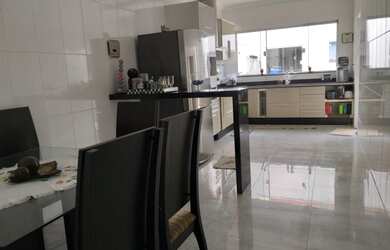 Imagem: A casa possui 3 Dormitórios, 3 Banheiros, 3 Vagas na garagem