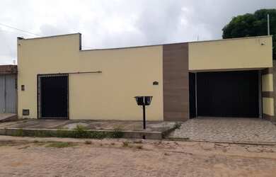 Imagem: A casa possui 2 Dormitórios, 3 Banheiros, 1 Vaga na garagem