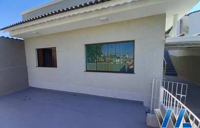 Imagem: A casa possui 2 Dormitórios, 2 Banheiros, 2 Vagas na garagem