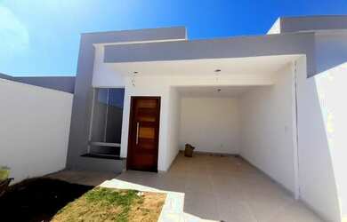 Imagem: A casa possui 3 Dormitórios, 2 Banheiros, 2 Vagas na garagem