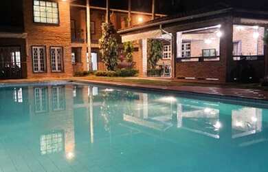 Imagem: A casa em condomínio possui 5 Dormitórios, 5 Banheiros, 5