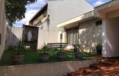 Imagem: A casa possui 4 Dormitórios, 3 Banheiros, 5 Vagas na garagem