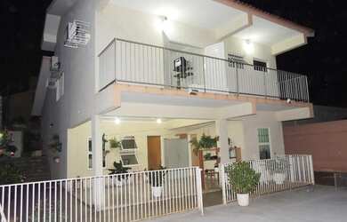 Imagem: A casa possui 3 Dormitórios, 3 Banheiros, 3 Vagas na garagem