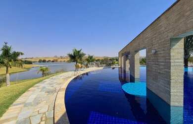 Imagem: A casa em condomínio possui 4 Dormitórios, 5 Banheiros, 5