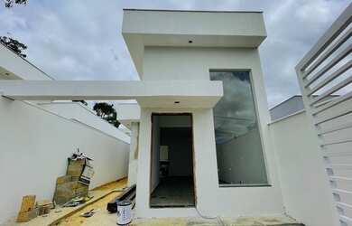 Imagem: A casa possui 3 Dormitórios, 2 Banheiros, 2 Vagas na garagem