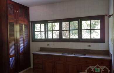 Imagem: A casa possui 3 Dormitórios, 2 Banheiros, 4 Vagas na garagem