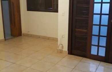 Imagem: A casa possui 3 Dormitórios, 1 Banheiro, 2 Vagas na garagem