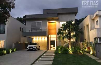 Imagem: A casa em condomínio possui 4 Dormitórios, 5 Banheiros, 4