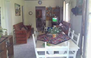 Imagem: A casa possui 3 Dormitórios, 2 Banheiros, 1 Vaga na garagem