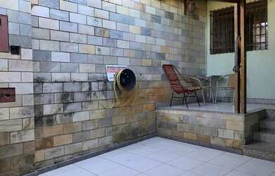 Imagem: A casa possui 3 Dormitórios, 2 Banheiros, 2 Vagas na garagem