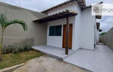 Imagem: A casa possui 3 Dormitórios, 2 Banheiros, 2 Vagas na garagem