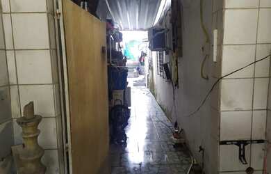 Imagem: A casa possui 4 Dormitórios, 2 Banheiros, 1 Vaga na garagem