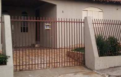 Imagem: A casa possui 3 Dormitórios, 1 Banheiro, 1 Vaga na garagem