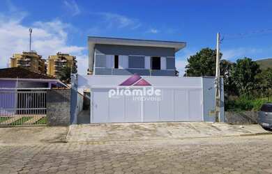 Imagem: A casa possui 5 Dormitórios, 5 Banheiros, 4 Vagas na garagem