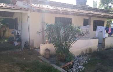 Imagem: A casa possui 2 Dormitórios, 1 Banheiro, 2 Vagas na garagem