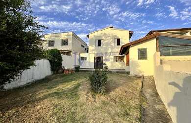 Imagem: A casa possui 3 Dormitórios, 3 Banheiros, 2 Vagas na garagem