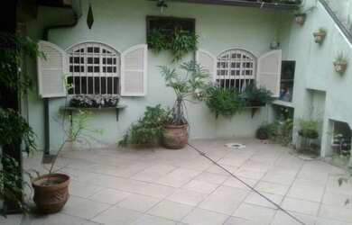 Imagem: A casa possui 4 Dormitórios, 2 Banheiros, 4 Vagas na garagem