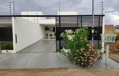 Imagem: A casa possui 3 Dormitórios, 2 Banheiros, 3 Vagas na garagem