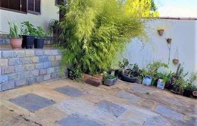 Imagem: A casa possui 3 Dormitórios, 1 Banheiro, 2 Vagas na garagem