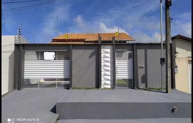 Imagem: A casa possui 2 Dormitórios, 2 Banheiros, 2 Vagas na garagem