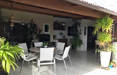 Imagem: O apartamento possui 3 Dormitórios, 1 Banheiro, 2 Vagas na