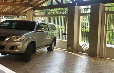 Imagem: A casa possui 3 Dormitórios, 3 Banheiros, 4 Vagas na garagem