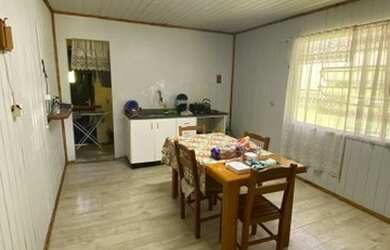 Imagem: A casa possui 3 Dormitórios, 1 Banheiro, 3 Vagas na garagem