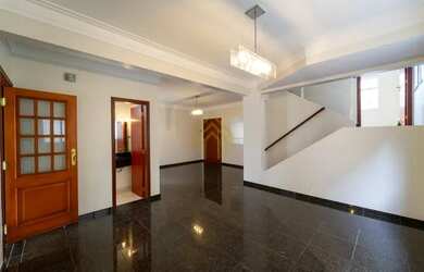 Imagem: A casa possui 3 Dormitórios, 3 Banheiros, 4 Vagas na garagem