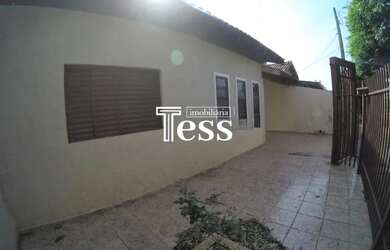 Imagem: A casa possui 5 Dormitórios, 3 Banheiros, 2 Vagas na garagem