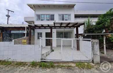 Imagem: A casa possui 3 Dormitórios, 2 Banheiros, 1 Vaga na garagem