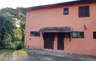 Imagem: Aluga-se sobrado de 2 quartos com água, luz e iptu incluso