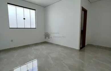 Imagem: A casa possui 3 Dormitórios, 1 Banheiro, 2 Vagas na garagem