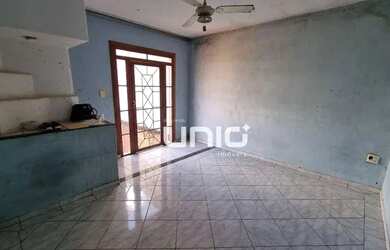 Imagem: A casa possui 4 Dormitórios, 2 Banheiros, 2 Vagas na garagem