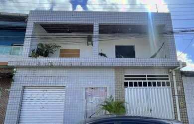 Imagem: A casa possui 5 Dormitórios, 3 Banheiros, 1 Vaga na garagem