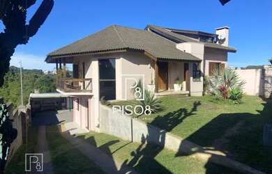 Imagem: A casa possui 4 Dormitórios, 4 Banheiros, 4 Vagas na garagem