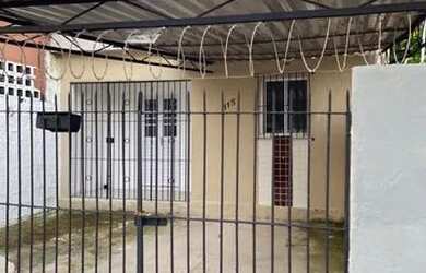 Imagem: A casa possui 3 Dormitórios, 2 Banheiros, 1 Vaga na garagem