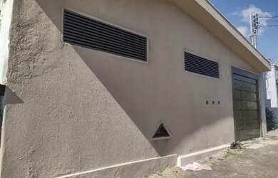 Imagem: A casa possui 2 Dormitórios, 1 Banheiro, 3 Vagas na garagem