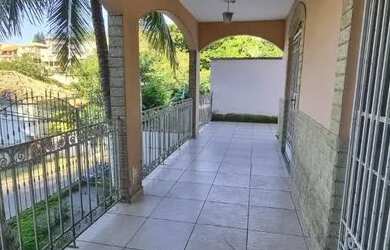 Imagem: A casa possui 3 Dormitórios, 5 Banheiros, 4 Vagas na garagem