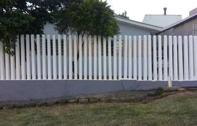 Imagem: A casa possui 2 Dormitórios, 1 Banheiro, 1 Vaga na garagem