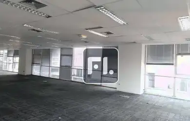 Imagem: O depósito possui 3 Vagas na garagem e 165m² de Área e está