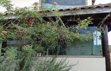 Imagem: A casa possui 4 Dormitórios, 3 Banheiros, 2 Vagas na garagem