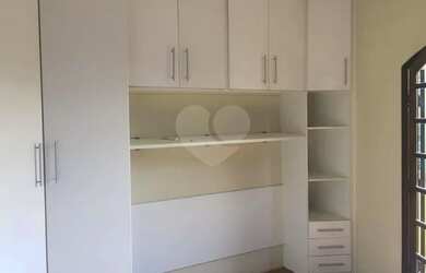 Imagem: A casa possui 4 Dormitórios, 3 Banheiros, 2 Vagas na garagem