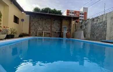 Imagem: A casa possui 4 Dormitórios, 3 Banheiros, 4 Vagas na garagem